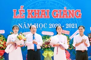 Trường THPT Trần Quốc Tuấn khen thưởng HS trong Lễ khai giảng năm học 2020 - 2021