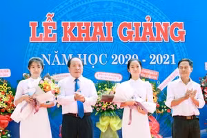 Trường THPT Trần Quốc Tuấn khen thưởng HS trong Lễ khai giảng năm học 2020 - 2021
