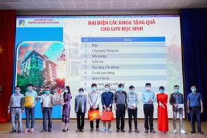 Đại diện BGH và các Khoa của trường ĐH Bách khoa, ĐH Đà Nẵng tặng quà Tết cho SV quốc tế.