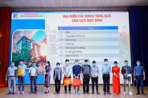 Đại diện BGH và các Khoa của trường ĐH Bách khoa, ĐH Đà Nẵng tặng quà Tết cho SV quốc tế.