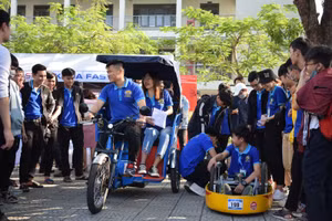 Triển lãm công nghệ của SV Trường ĐH Bách khoa, ĐH Đà Nẵng thu hút sự quan tâm của HS các trường THPT trên địa bàn Đà Nẵng