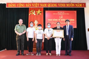 Ông Trần Thắng Lợi (ngoài cùng bìa phải) – Bí thư quận Sơn Trà và Thiếu tướng Vũ Xuân Viên – Giám đốc Công an TP Đà Nẵng (ngoài cùng, bìa trái), trao bằng Tổ quốc ghi công cho thân nhân liệt sỹ Thiếu tá Đặng Thanh Tuấn.