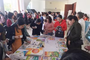 Đại diện các NXB giới thiệu SGK lớp Một, thực hiện Chương trình - SGK mới (Ảnh minh họa)