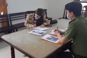 Công an làm việc với bà M. Ảnh: Công an