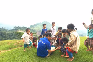 Thầy Nguyễn Trần Vỹ cùng HS vùng núi cao Nam Trà My 