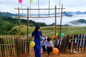 Cô giáo Trà Thị Thu đón HS lớp Một trong buổi khai giảng năm học mới tại điểm trường Tắk Pổ. 