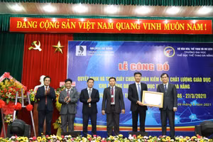 Đại diện Trung tâm kiểm định chất lượng giáo dục, ĐH Đà Nẵng trao giấy chứng nhận kiểm định chất lượng giáo dục cho BGH trường ĐH Thể dục Thể thao Đà Nẵng 