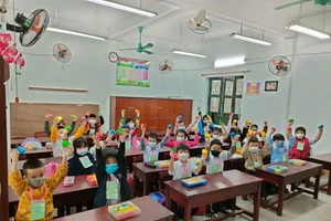 Học sinh lớp 1 Trường Tiểu học Điện Biên Phủ trong ngày đầu tiên đến trường học trực tiếp.