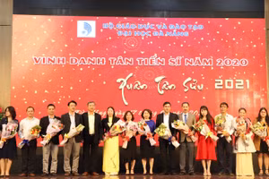 ĐH Đà Nẵng vinh danh các tân tiến sĩ năm 2021