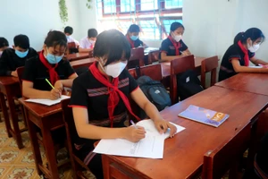 Học sinh Trường THCS Nguyễn Tri Phương (Hòa Bắc, Hòa Vang, TP Đà Nẵng) trong buổi học trực tiếp đầu tiên của năm học 2021 - 2022