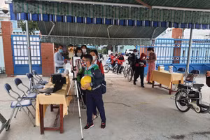 Trường THCS Nguyễn Lương Bằng (quận Liên Chiểu, TP Đà Nẵng) triển khai đo thân nhiệt cho HS trước khi vào lớp.