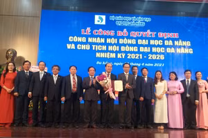 Thứ trưởng Bộ GD&ĐT Hoàng Minh Sơn trao quyết định công nhận Hội đồng và Chủ tịch Hội đồng ĐH Đà Nẵng nhiệm kỳ 2021 - 2026