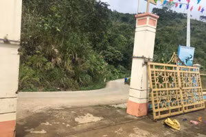 Cánh cổng sắt của điểm trường Măng Dí bất ngờ đổ sập khiến 2 trẻ mầm non thương vong.