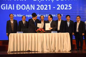 Đại diện ĐH Đà Nẵng ký kết hợp tác với BIDV Hải Vân 