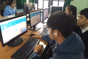 Hoc sinh Trường THPT Trần Quốc Tuấn (TP Quảng Ngãi) 