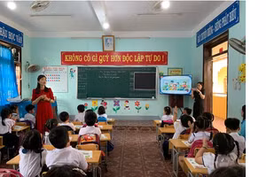 Giờ học của HS lớp Một trường Tiểu học An Hải (Lý Sơn, Quảng Ngãi) 