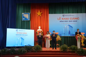 Giám đốc ĐH Đà Nẵng và Hiệu trưởng Trường ĐH Kinh tế trao Giấy khen và hoa cho đại diện tân sinh viên xuất sắc