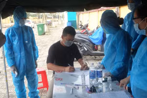 Người dân làm thủ tục khai báo y tế trước khi vào thành phố Đà Nẵng.