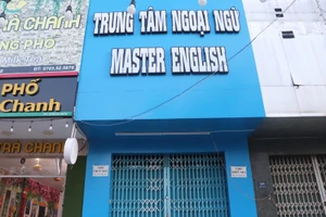 Cơ sở 3 của Trung tâm ngoại ngữ Master English chi nhánh tại Đà Nẵng đã đóng cửa, dán thông báo cho thuê mặt bằng. 