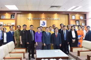 Phái đoàn Đại sứ nước CHDCND Lào tại Việt Nam thăm và làm việc với ĐH Đà Nẵng