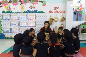 Cô giáo Trần Thị Bích Thu có nhiều sáng kiến trong việc đưa văn hóa của đồng bào Cơ Tu vào lớp học.