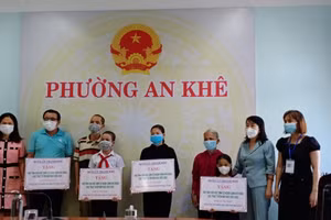 Trao tặng máy tính cho HS có hoàn cảnh khó khăn tại phường An Khê (quận Thanh Khê, TP Đà Nẵng) 