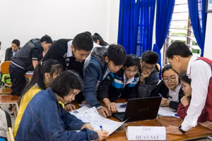 Học sinh THPT Đà Nẵng học trên thí nghiệm ảo. (Ảnh minh họa)