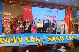 Tập thể Trường ĐH Ngoại ngữ, ĐH Đà Nẵng vinh dự đón nhận Huân chương Lao động hạng Ba 