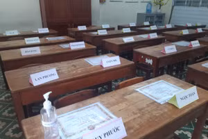 Giấy khen và kết quả học tập của HS được cô giáo Trường Tiểu học Phù Đổng để sẵn theo vị trí ngồi học hàng ngày, phụ huynh đến lớp nhận về. 