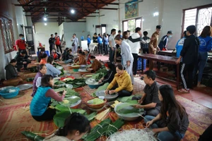 10.000 chiếc bánh chưng chay gửi vào miền Trung.