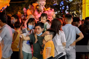 Khu vực chợ Trung thu cổ truyền đông kín người.