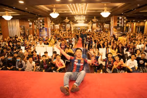 Rất đông fan của Barcelona đã có mặt tại địa điểm offline.