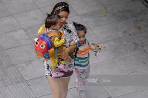 Nhiều bạn nhỏ đã đầy đủ áo ấm để đón gió mùa về.