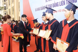 Thầy Đặng An Bình, Hiệu trưởng nhà trường trao bằng tốt nghiệp cho các học sinh, sinh viên.