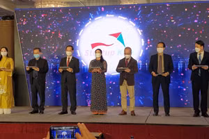 Các đại biểu thực hiện nghi thức khai mạc vong chung kết Startup Kite 2021