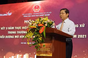 Thứ trưởng Bộ Lao động Thương binh và Xã hội Lê Tấn Dũng phát biểu tại hội nghị