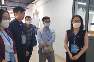 Bà Nguyễn Thị Việt Hương trao đổi với chuyên gia và lãnh đạo trường Cao đẳng FPT Polytechnic