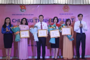 Lãnh đạo Trung ương Đoàn trao kỷ niệm chương “Vì thế hệ trẻ” cho cán bộ Bộ Giáo dục và Đào tạo