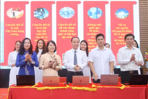 Các đại biểu thực hiện nghi thức gửi thông điệp hưởng ứng Tuần lễ hưởng ứng học tập suốt đời năm 2022