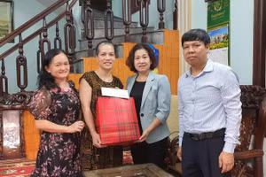 Công đoàn ngành Giáo dục Hà Nội phối hợp với Sở Giáo dục và Đào tạo Hà Nội đến thăm, tặng quà cô giáo Nguyễn Thị Lưu