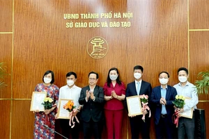 Lãnh đạo Sở GD&ĐT Hà Nội trao quyết định bổ nhiệm cho các cán bộ quản lý