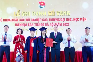 Nghi thức trao sổ vàng cho lãnh đạo Thành đoàn Hà Nội.