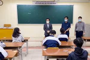 Lãnh đạo Sở GD&ĐT Hà Nội trò chuyện với học sinh trước giờ làm bài môn Ngữ văn.