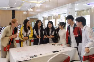 Học sinh trình bày những ý kiến về lối sống xanh- hành vi xanh