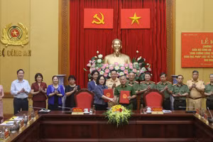 Thứ trưởng Ngô Thị Minh và Thứ trưởng Nguyễn Văn Long ký chương trình phối hợp.