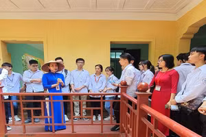 Học sinh Trường THPT Xuân Khanh trải nghiệm tại các khu di tích lịch sử