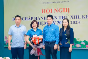 Bà Đặng Hoàng Anh (thứ 2 từ trái qua) được bầu giữ chức vụ Phó Chủ tịch Công đoàn Giáo dục Việt Nam.