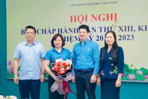 Bà Đặng Hoàng Anh (thứ 2 từ trái qua) được bầu giữ chức vụ Phó Chủ tịch Công đoàn Giáo dục Việt Nam.