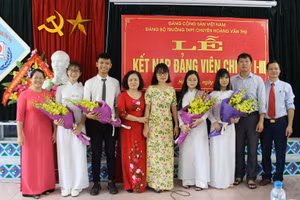 Nhiều học sinh ưu tú của Trường THPT chuyên Hoàng Văn Thụ vinh dự đứng trong hàng ngũ của Đảng.