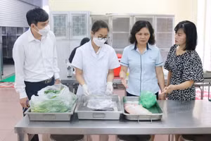 Đoàn liên ngành quận Nam Từ Liêm kiểm tra bếp ăn của một trường học